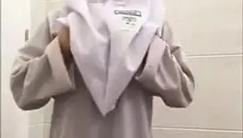 穆斯林学生妹，校服内隐藏的美丽胴体