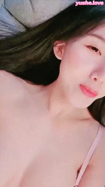 爆乳学生妹在家用道具自慰自己的小穴 动图预览