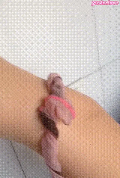 穿黑丝的骚货丈母娘 动图预览