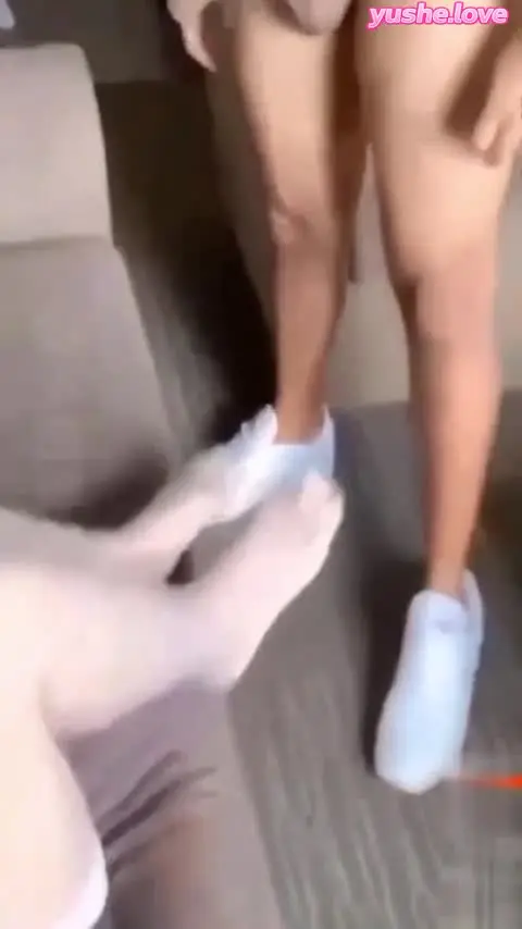 母子乱伦 极品辣妈穿着白丝给儿子足交