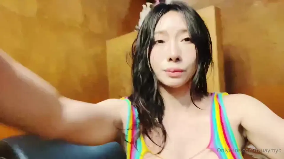 露出白皙的肌肤上隐约的曲线(muaymyb)