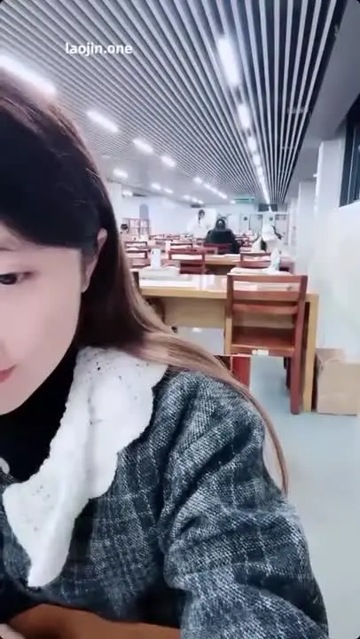 樣子清純女大生白天在圖書館溫習 無法抑制性慾立即到酒店啪啪