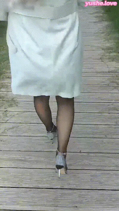 家庭乱伦 户外与嫂子乱伦！操的嫂子淫水直喷！ 动图预览