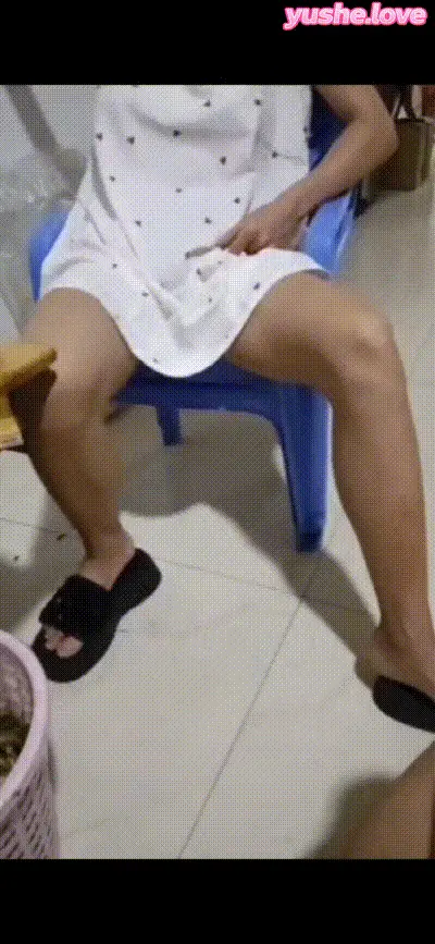 真实乱伦禽兽哥哥失恋，趁爸妈不在家把妹妹给操了。 动图预览