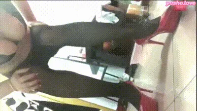 黑丝袜骚丈母娘扫尾十足的老毕味道好重啊 动图预览
