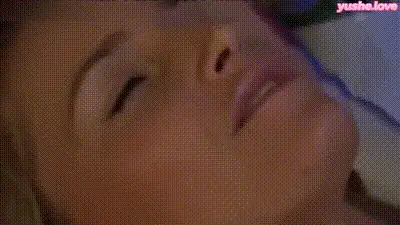 【母子乱伦】妈妈在睡觉，儿子去房间里插入 动图预览
