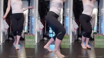身材爆炸的美乳淫妇女神(skrooge7)