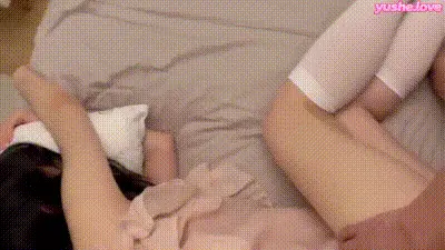 校园约炮 邀请斗淫小网红到家做客白天美少女 动图预览