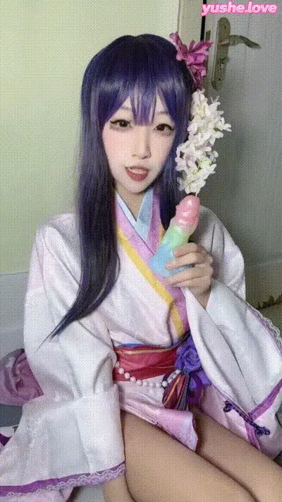 绝美萝莉cosplay系列，兽状玩具插入竟然喷尿了！ 动图预览