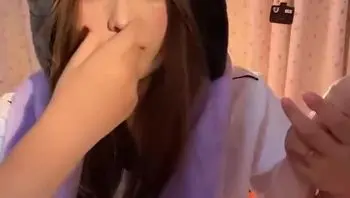 青春活力呆萌可爱00后美少女,身材丰满,笑起来超级甜，衣服慢慢脱掉,肥穴湿透了