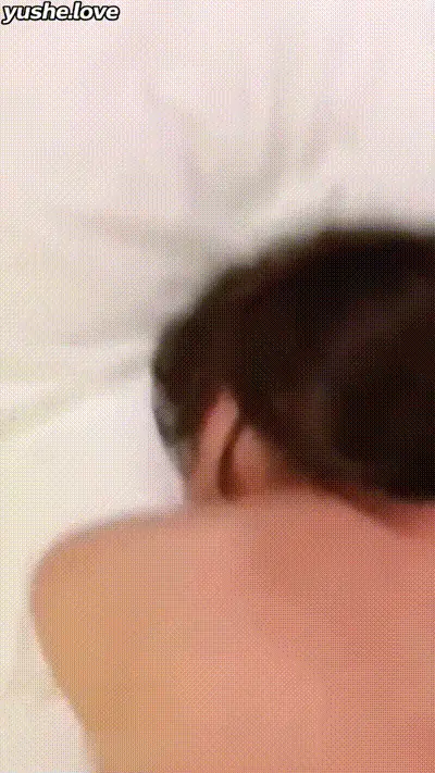 酒店只剩一间房！赵老师；是不是你故意设计好的，中间放个枕头睡呗男；我怕最后把持不住犯罪！精彩对白！ 动图预览