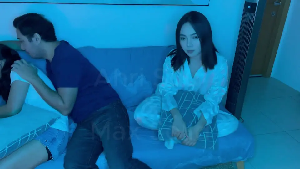 一边看电影一边勾引我继妹的男朋友，他有肥大的鸡巴！-ahri suu