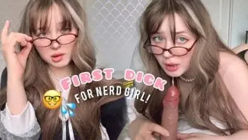 在学校后面抽烟被抓到的书呆子女孩，用粗暴的口交和嘴里的精液来报复！-shyblanche