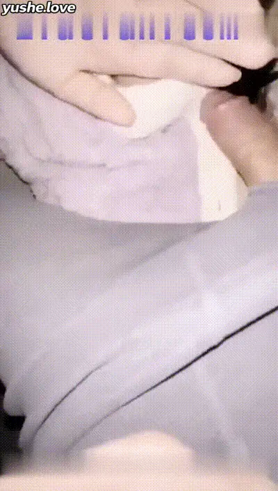【姐弟乱伦】深夜钻进亲姐被窝用大鸡吧狠狠操姐姐的小嫩穴 动图预览