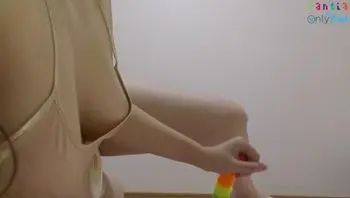 泳衣母狗娇嫩的肌肤在指尖的挑逗下变得敏感而湿润（u218795402）