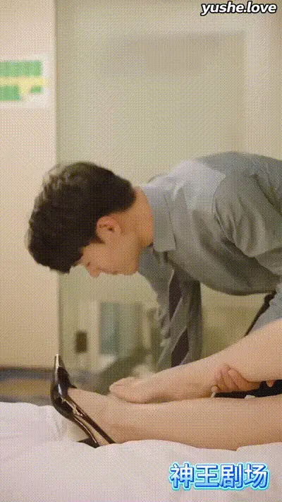 淫荡性感富婆母女齐上Part003 动图预览