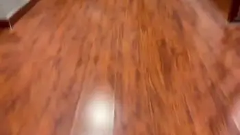 调教发骚抖M小母狗，滴蜡滴在骚逼上雪白美臀上写着淫秽话语主动上位骑乘摩擦骚逼
