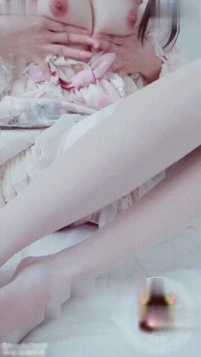 万人撸的粉色萝莉女神福利姬白丝足交假鸡巴 抽插自慰高潮呻吟 美穴白浆流出 动图预览