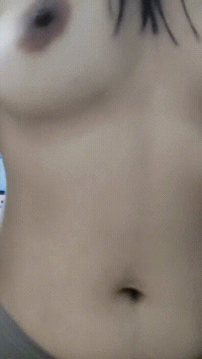 嫂子一边趴着跟大哥打电话，一边被我在后面狠狠抽插 动图预览