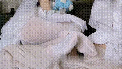 美女福利姬cosplay新娘婚纱装扮 性感白丝足交鸡巴 喊着老公口交鸡巴双手上下套 动图预览