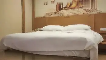 【极品女神】产通小短裤按头插嘴里对着镜头扣穴，各种姿势来一遍！
