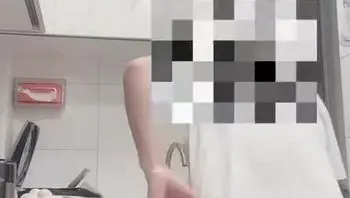给大哥送东西趁大哥不在家硬上了嫂子太刺激了 00_00_35-