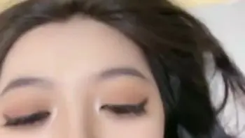 真实兄妹乱伦后入 骚妹妹掀开裙子掰穴求操 无毛白虎嫩穴被内射流精！