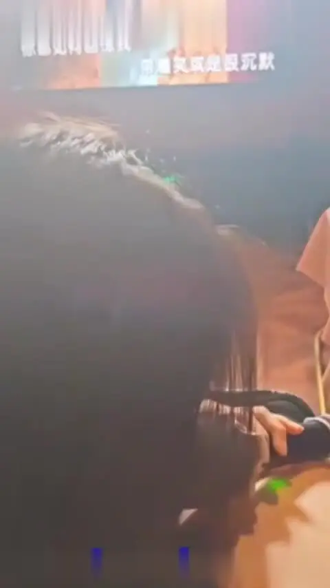 乱伦我的姑妈-KTV全裸暴操小姑妈，唱卖话筒传出激烈啪啪呻吟