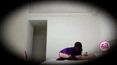 【俺女儿还搁家呢！你不去找她找我干甚？】紫袍丈母娘在家自慰忘记关门，好色女婿推门而入强上丈母娘 动图预览