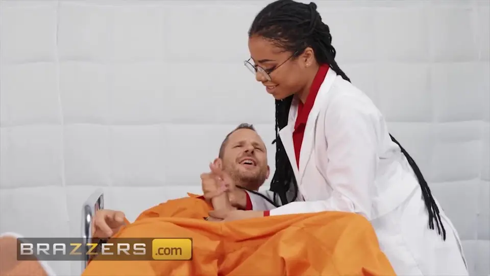 Brazzers - 热医生 Kira Noir 操她的狱友病人 Scott Nails-kira-noir