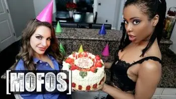 Mofos - 娇小的 Kimmy Granger 在性感的 Kira Noir 的帮助下让她男人的生日格外特别-kira-noir