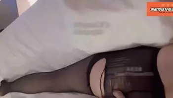 美女纯素颜穿着睡衣出来约炮偷情，豹纹情趣内衣攻速拉满