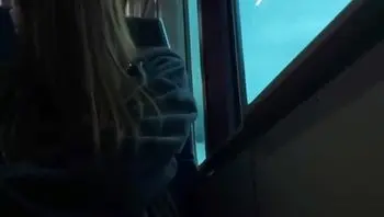 高铁坐美女对面偷拍裙底，被发现主动露出