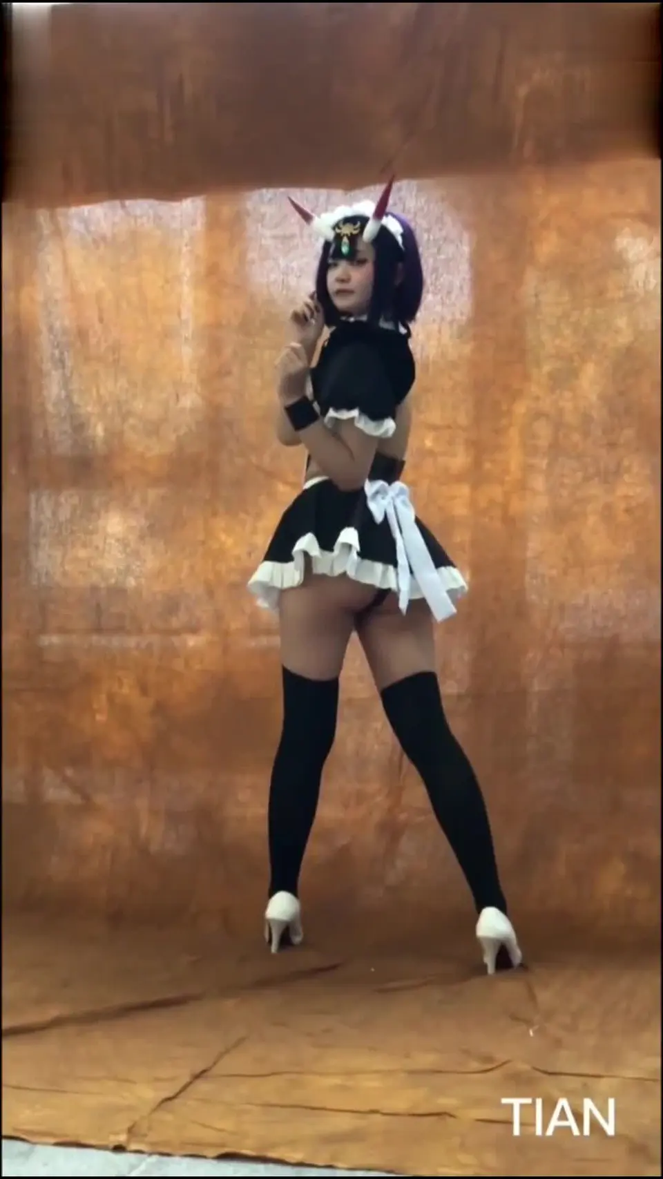 漫展抄底极骚的女仆装丁字裤美少女 丁字裤深勒进臀沟