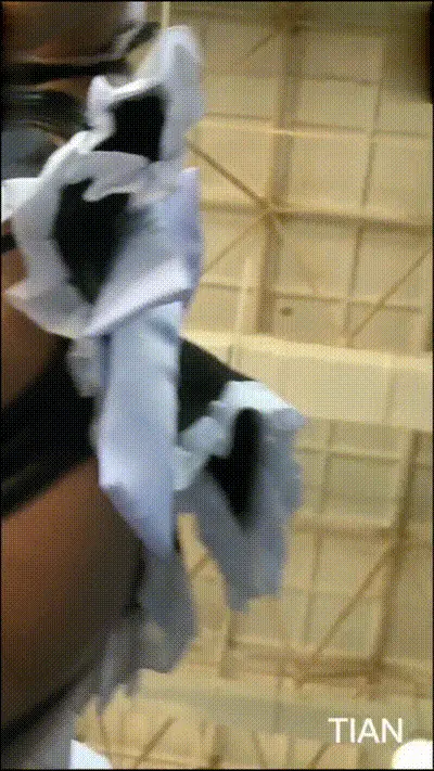 漫展抄底极骚的女仆装丁字裤美少女 丁字裤深勒进臀沟 动图预览