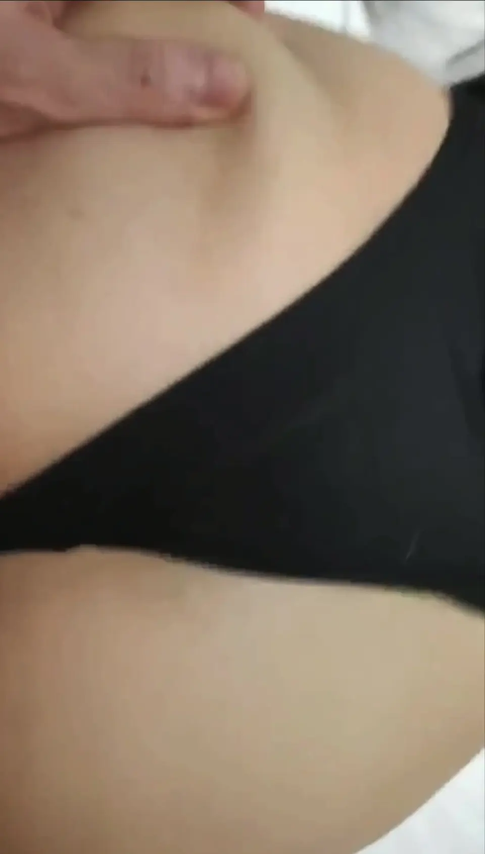 骚货妹妹在车上也要发骚勾引哥哥