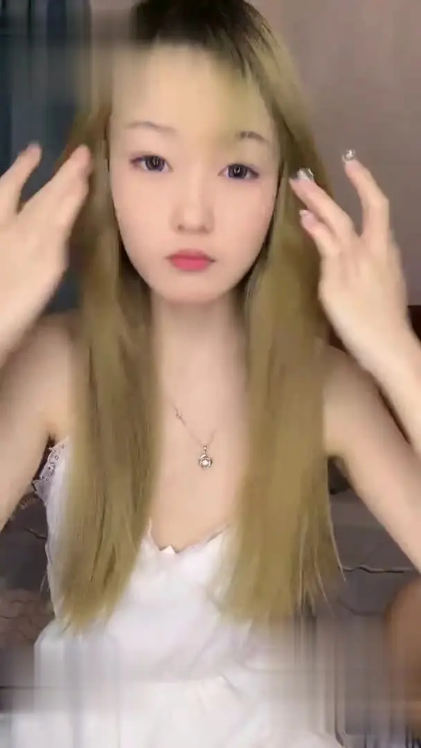乖巧文静颜值妹妹！吃大屌深喉！白丝纤细美腿足交，高跟鞋主动骑乘位
