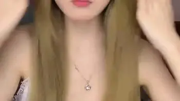 乖巧文静颜值妹妹！吃大屌深喉！白丝纤细美腿足交，高跟鞋主动骑乘位