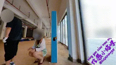 【公共场所】商业街野战，玻璃门外人来人往。-xgxmm95 动图预览