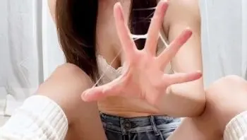 乳液粘在我手上。练习手淫。独居女大学生-mira2005