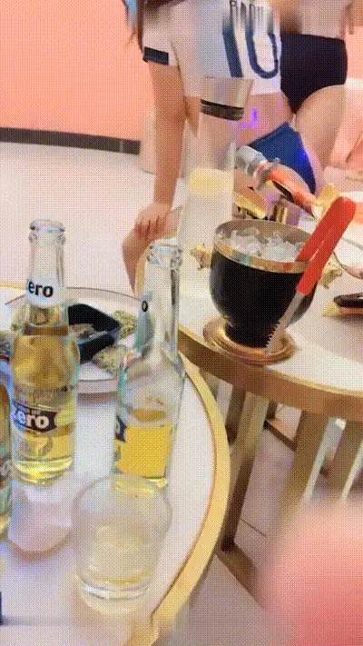 海选小演员，一通花活表演就为了吸精，为了导演高兴干啥都行，三个大奶妹疯狂互撩 动图预览