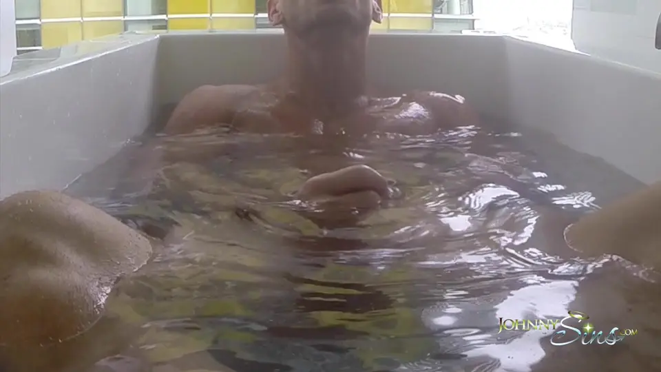 SinsLife - 浴缸里的大鸡巴梭哈-johnny sins