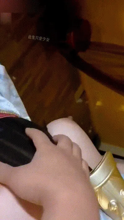 【萝莉COS】橙子喵酱，被约线下，拿钱不出力被富家公子哥曝光 动图预览