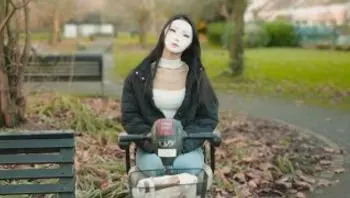在公园里遇见一位美丽的残疾女孩，天呐，她竟然是处女-sad miss