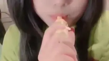 【萝莉自慰】甜美00后萝莉自慰骚逼，刚下海不久
