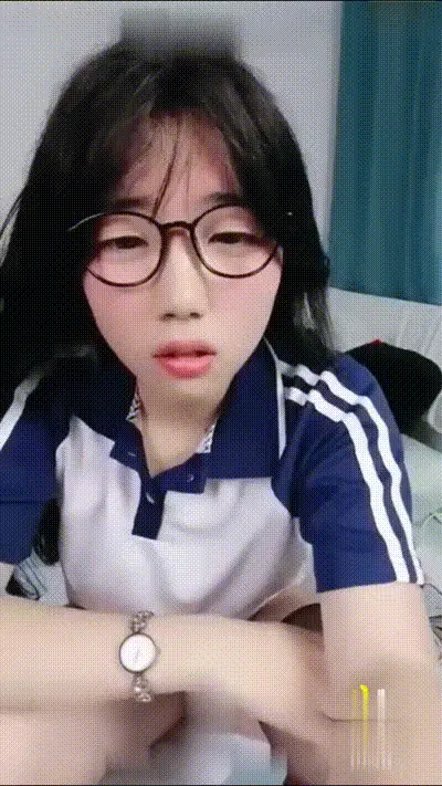 高中生学妹偷偷半夜赚快钱妹子的颜值和身材都很极品 动图预览