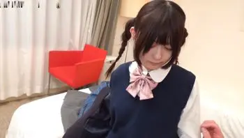青涩乖乖女约会大叔，白虎馒头美穴被各种玩弄，无套抽插内射中出