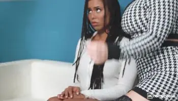 Kurvige Rothaarige mit dicken Titten und Ebony-Babe werden vom Sicherheitsbeamten mit Butt Plug und hartem Schwanz im Dreier benutzt-kira noir