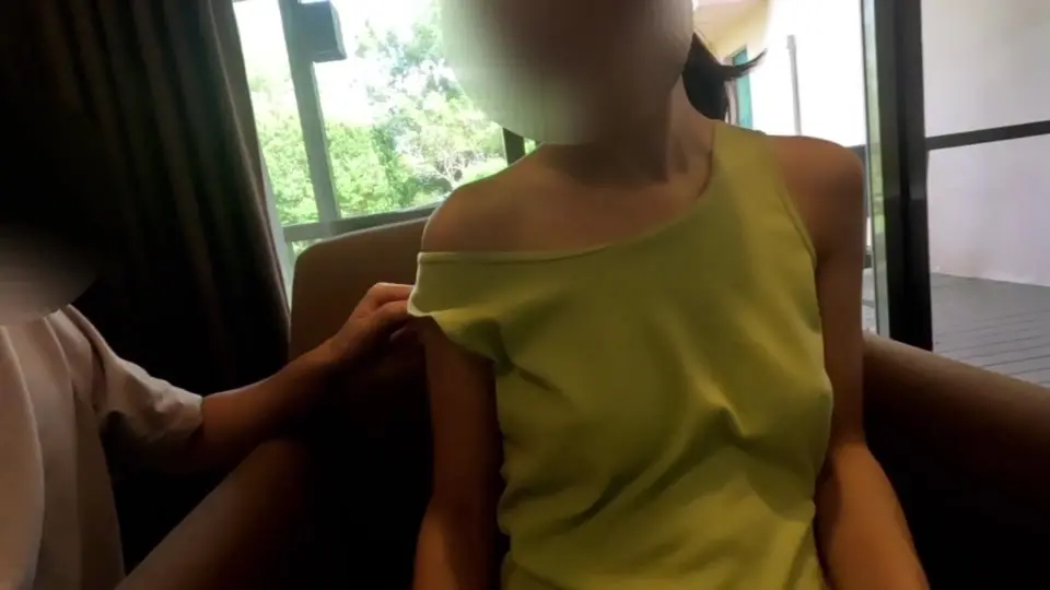 掀开可爱的连衣裙，揉捏并舔舐Maria那美丽的胸部♡ 在冲绳的时尚别墅中悠闲地享受这一刻♡-aoimaria117