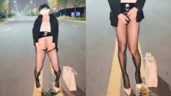 中国人妖在马路中间自慰和射精-yuanladyboy